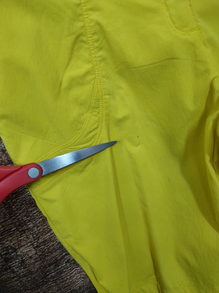 Nike Women's Bright Yellow Stretch Nylon Utility Golf Walking Shorts Pockets UK Size 12